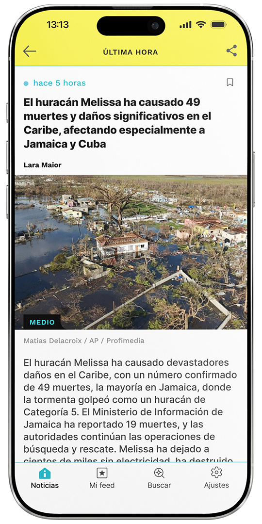 A smartphone screen displaying the Informat news app article page in Spanish, designed by Quickdata, featuring a breaking news headline, timestamp, featured photo, category tag, and bottom navigation in a clean mobile UI layout.